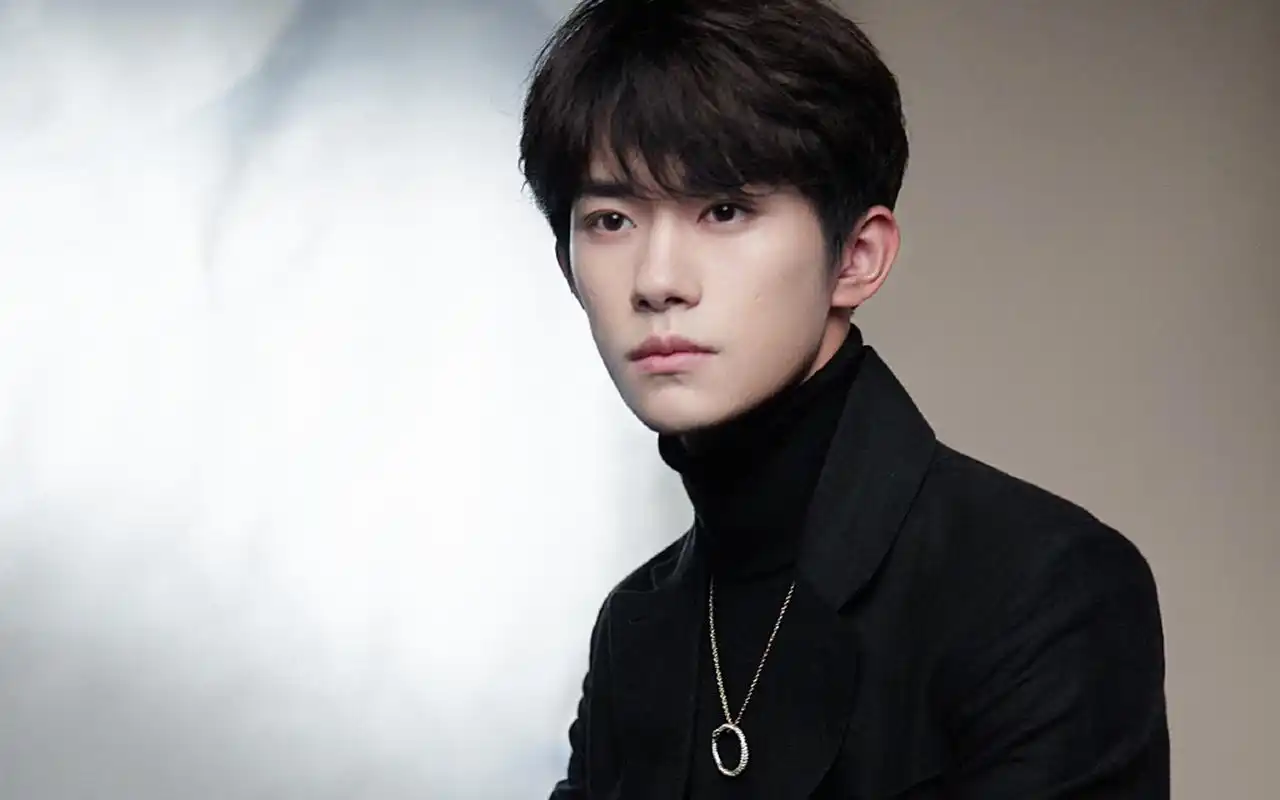 易烊千玺精致帅气写真桌面壁纸-大陆明星-手机壁纸下载-美桌网