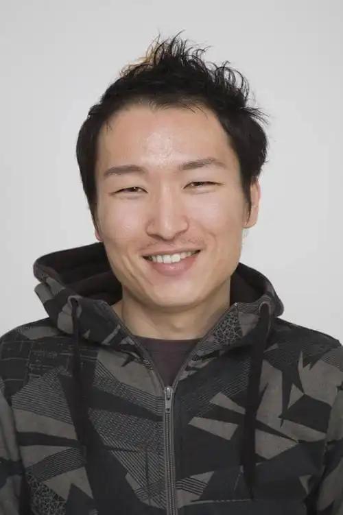 东方人,脸,头,脸颊,头发,一个人,笑,微笑,露齿笑,竖图,室内,特写,白天