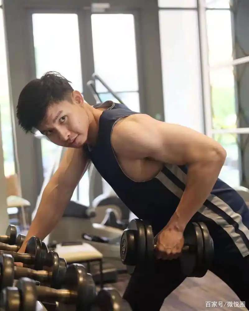 不看颜值看身材:阳光男孩练就质感肌肉,诠释力量与性感的契合