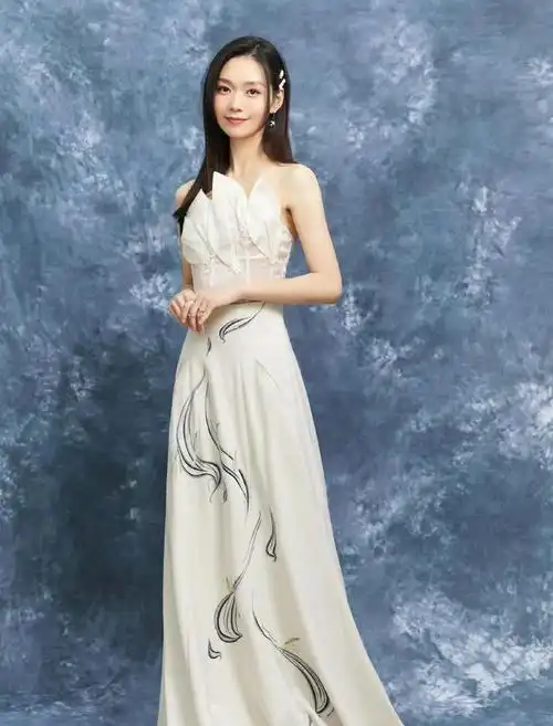 段奥娟瘦了好多一袭白色缎面长裙亮相元宵晚会温柔又恬静