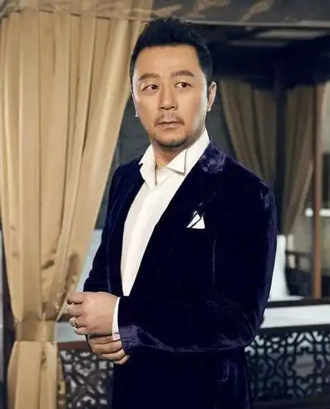 演员郭涛,去重庆拍戏时拍来一个老婆,结婚16年生两子