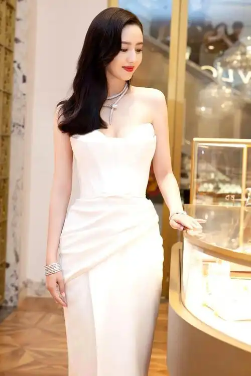 佟丽娅白色抹胸开叉连衣裙好漂亮|佟丽娅_新浪新闻