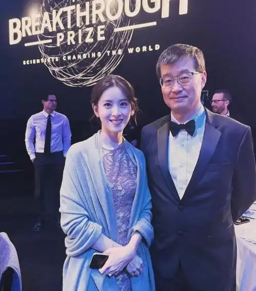 章泽天现身科学界奥斯卡穿金色礼服亮相自曝家族有帕金森病史