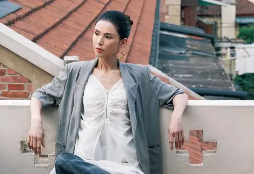 原创 李若彤这"甜酷"搭绝了,"婚纱"外搭阔西装,个性气质潮味十足