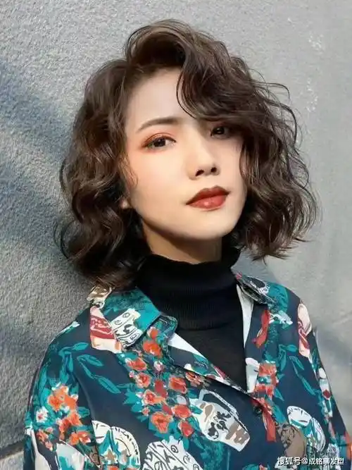 港风卷发可以算得上是复古风发型中的经典之作,更适合中老年女士.