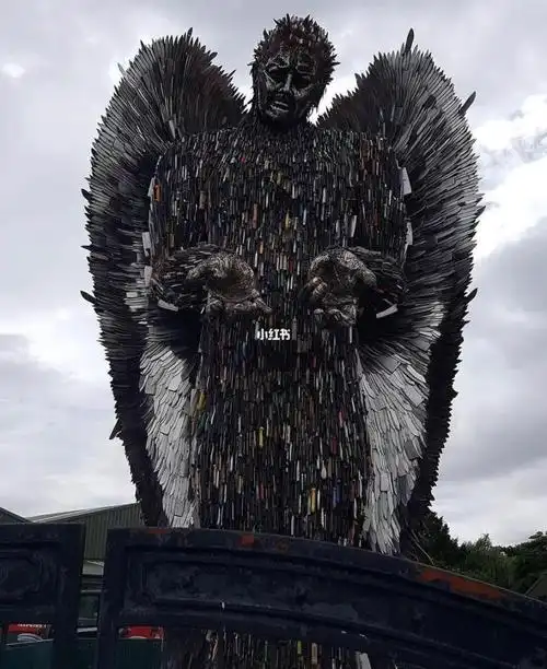 100000把做成的雕像