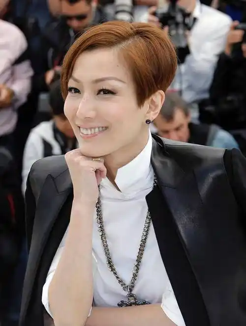 "郑秀文"发型越剪越短,一身黑白配中性风穿搭,气场全开好强大_黑色