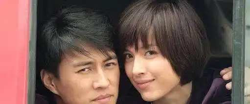 李佳晒丈夫早起照,靳东累得睁不开眼,还不忘搂着儿子_家庭_事业_生活