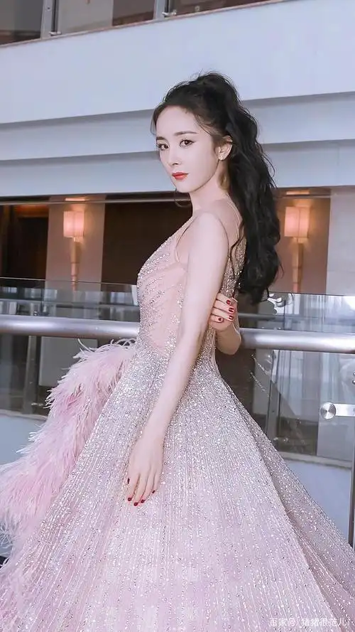 "时尚女王"杨幂亮相星光大赏,一袭不规则粉色羽毛裙,惊艳全场