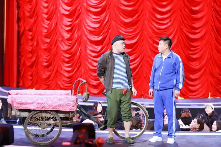 欢乐喜剧人喜剧五强会师决赛老兵贾冰勇夺冠军