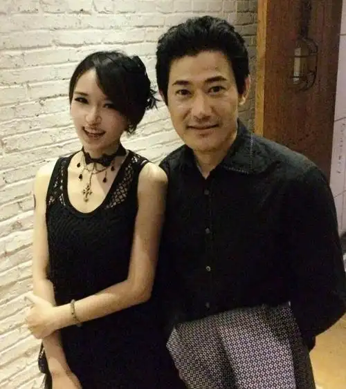 1988年,经历一场"校园欺凌"的矢野浩二,选择辍学,外出从艺.