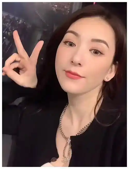 方媛陪全家支持老公演唱会,俩女儿全程跟唱,郭富城飞吻送妻女