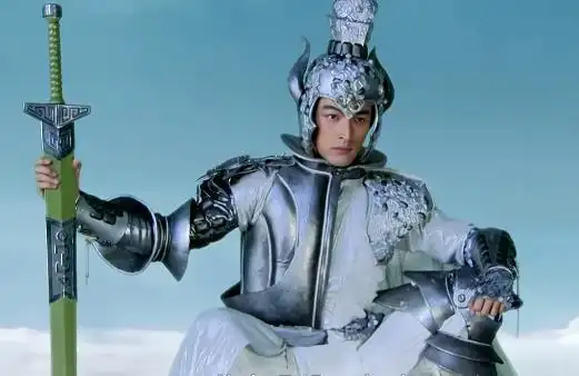 《仙剑三》,飞蓬原先是神界镇守神魔之井的将军,掌管神界重兵,神界第