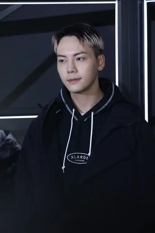 杨幂陈伟霆同框看秀画面养眼,两人发型抢镜超般配