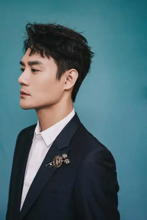 简介:王凯超帅西装写真图片,分享一组王凯图片给大家,图中的明星图片