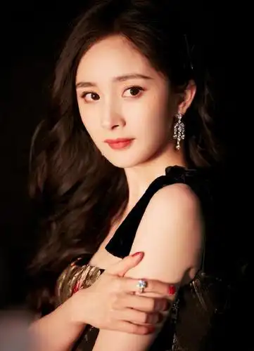 杨幂她从小的模样就很漂亮,可以看出小时候跟现在的几乎也是一模一样