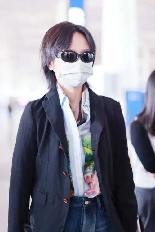 置顶周笔畅超话#周笔畅出道19周年快乐#这谁顶得住啊!老公