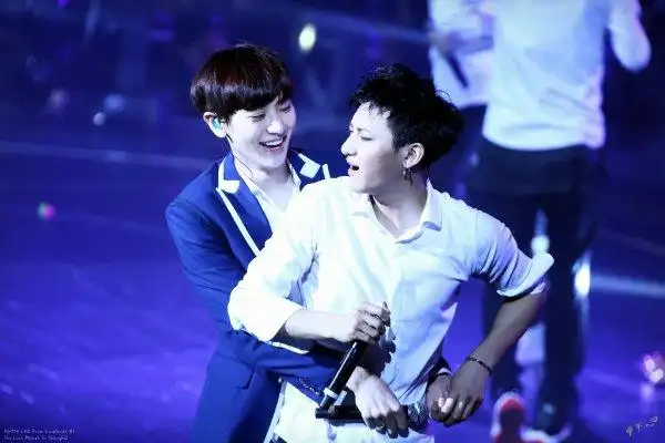 朴灿烈为什么叫黑蚂蚱,火鸡,南韩颜霸,他打黄子韬是怎么回事?