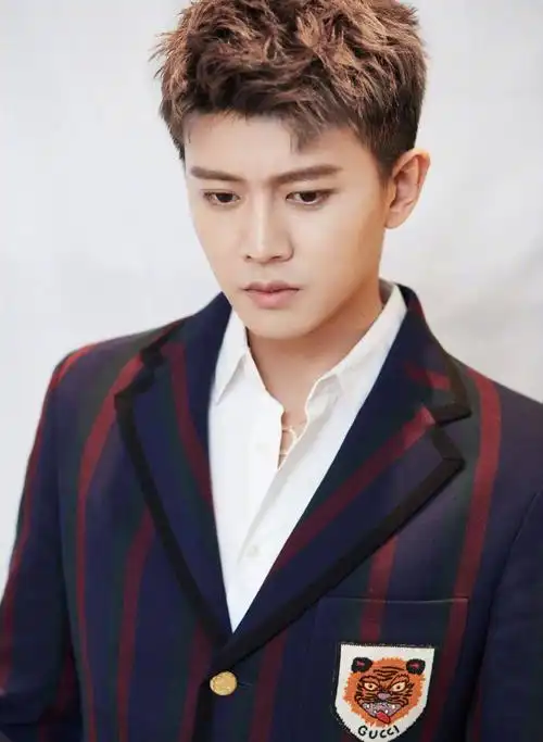 任嘉伦人气男星写真合集气质暖男风度翩翩