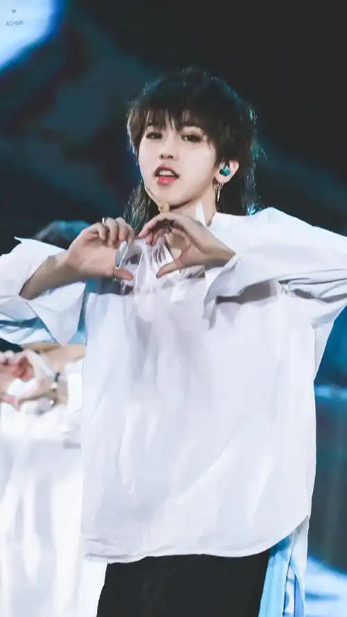 是夜晚月下散发的亮光狮子头发型好阔爱@蔡徐坤