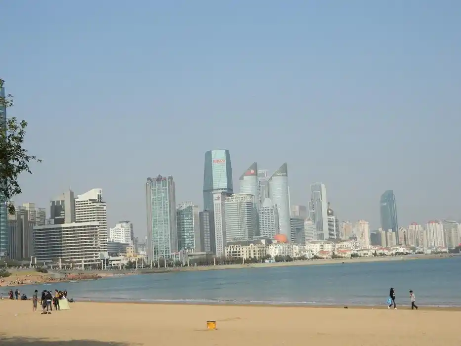 p>第三海水浴场也叫太平角浴场,位于太平角东侧,湛山湾畔,规模虽不大