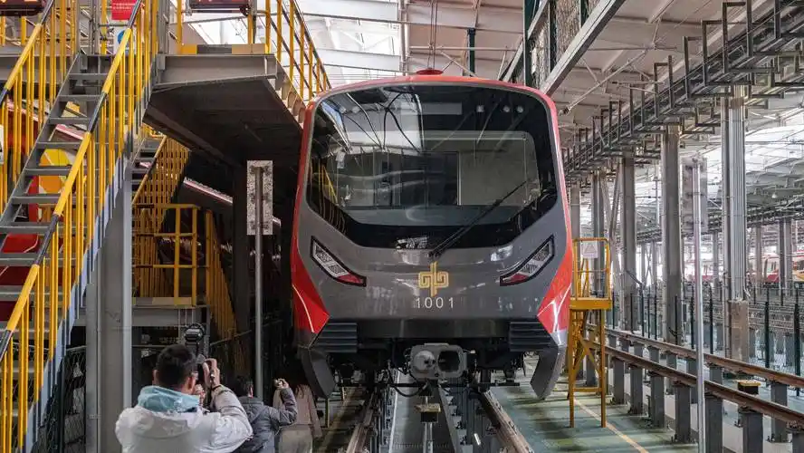 探访郑州地铁10号线 揭开智慧橙线背后的科技密码_列车_智能_运营