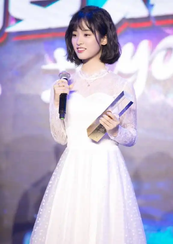 沈月新造型曝光 梨花头短发搭配白色纱裙气质绝美