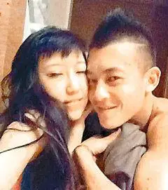 曝陈冠希爱制服诱惑嫩模穿阿娇艳照门内衣