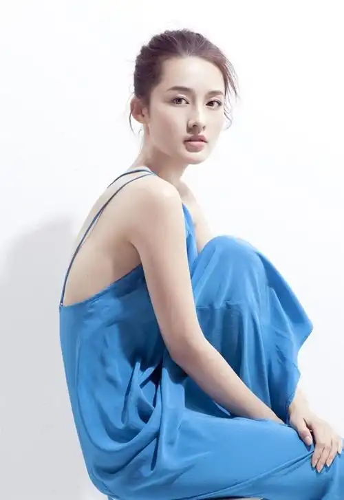 李沁明星美女蓝色居家吊带素净唯美图片 (1/5)