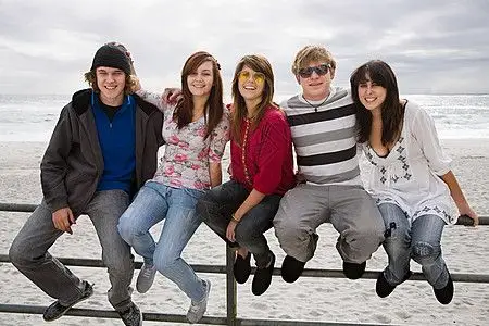 坐在一群人图片