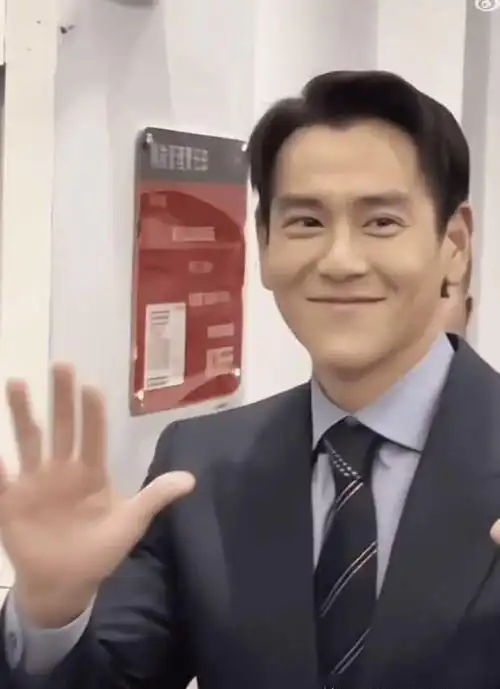 42岁彭于晏素颜遛狗被偶遇 发型随意毫无偶像包袱