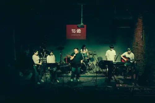 青花椒乐队与她live演出成功