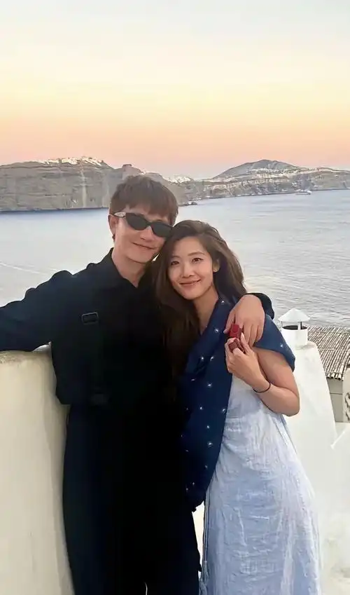 原来黄轩女朋友挺优秀的,她的形象照还上过雅思封面,看来属于学霸级别