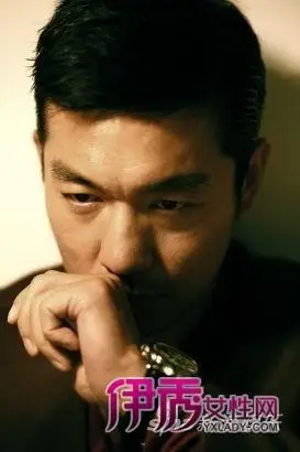 组图邢佳栋登杂志封面红装变时尚先生