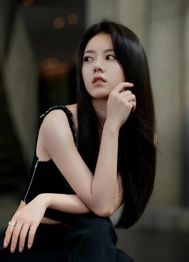 赵今麦的一组美照,她披散长发妆容干净,现身黑色吊带搭配黑色长裤
