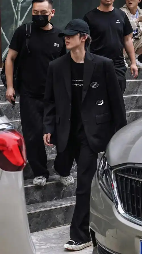 刘耀文全员加速中路透##刘耀文衣服上好多笑脸