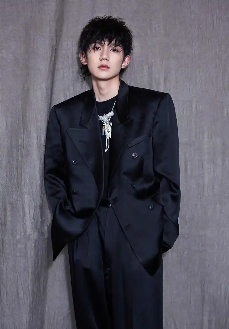 王源新造型亮相,锡纸烫迷倒众生,真帅气|我是唱作人|王源|tfboys_新浪