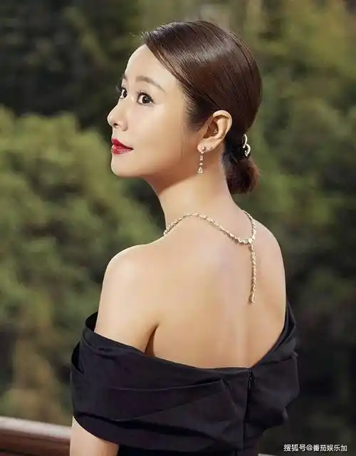 知名演员林心如路边买水果,50岁阿姨"言语中伤",评论区沦陷_年龄_电视