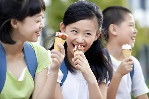 东方人,儿童,三个人,学生,学校,教学楼,笑,吃,微笑,露齿笑,横图,室外