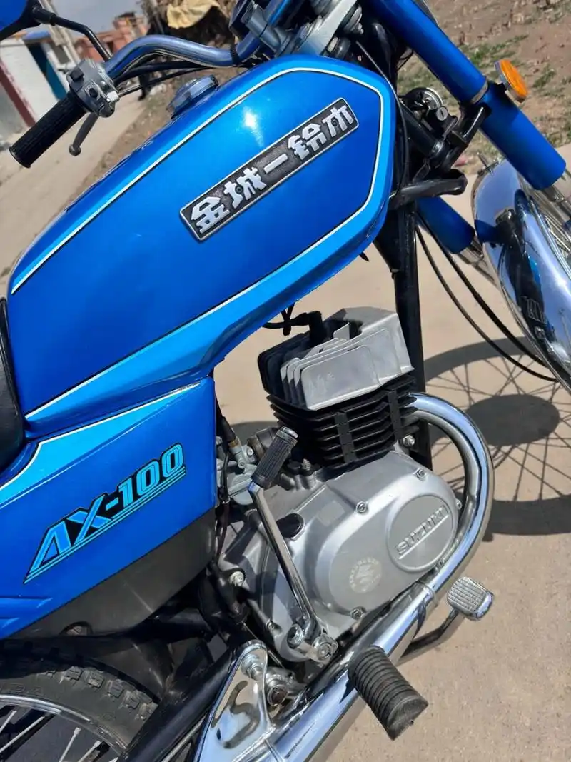 看人家这辆28年的摩托车还是这么新,金城铃木ax100,还是辐条的,也是一