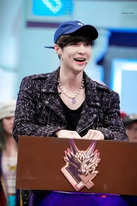 人气偶像张艺兴头戴mlb百搭神帽cp77参加活动,酷黑装搭配蓝色的帽子