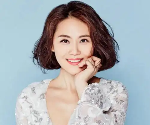 43岁赵薇和43岁陈莹同台,赵薇还是小燕子,陈莹却不像柳红了!