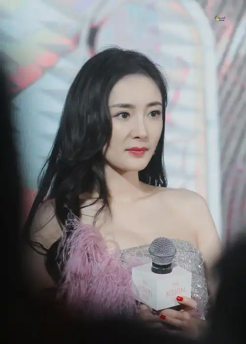 杨幂 姐姐就是嘴甜##杨幂抹胸绸缎羽毛裙