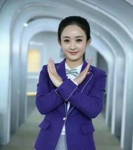 赵丽颖罕见学生装造型,三连摆拍太可爱,是心动的感觉!