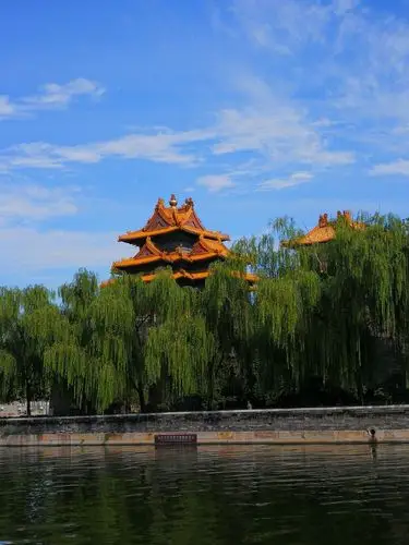 中山公园是北京的皇家园林,景色秀丽,庄严古朴.