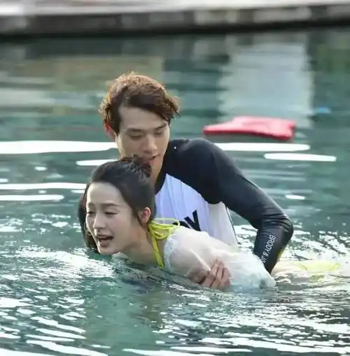 魏大勋:调戏李沁,嫩草喂老牛,娱乐圈版"捞男"?