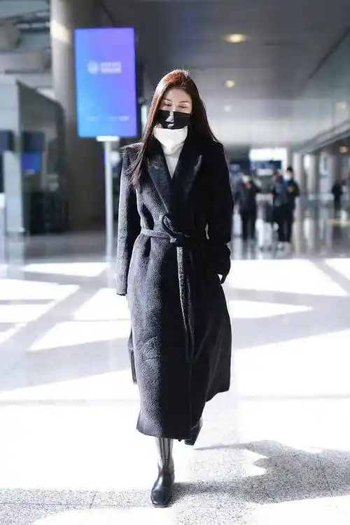 何穗尽管低调现身机场,但是她的气场就足以艳压一片群芳.