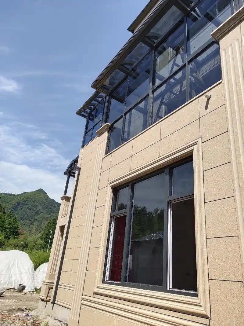 农村自建房 玻璃窗阳光房玻璃安装 玻璃窗阳光房安装进行时 两个包