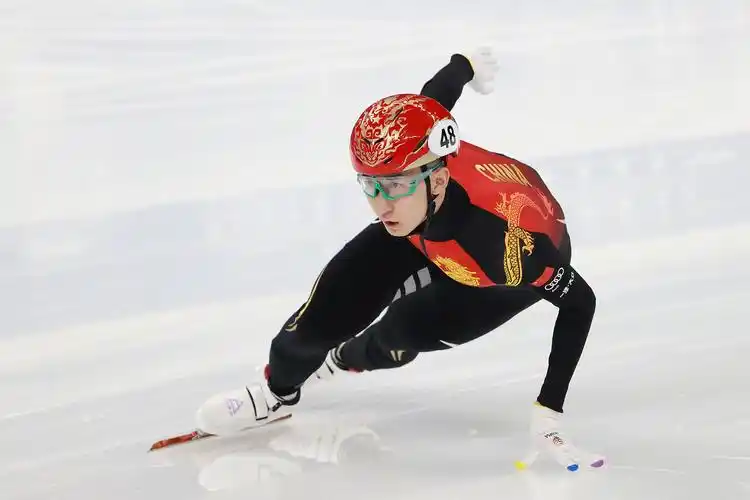武大靖短道速滑500米决赛抢跑被罚下,连续两天犯规出局