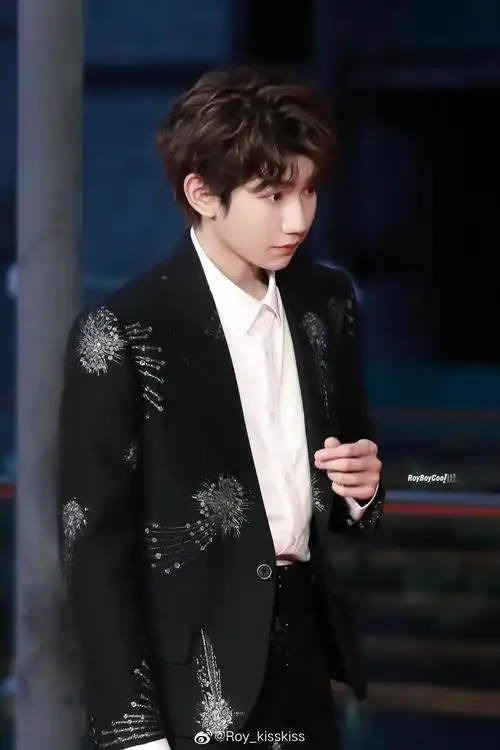 王源疯狂元素城首映礼饭拍 黑色花西装又帅又可爱哈哈哈哈!